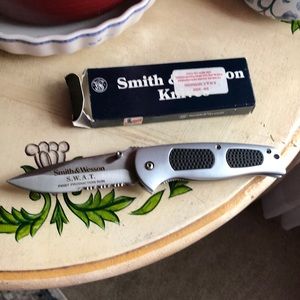 Smith &Wesson SWAT first protection run . Serrated blade.DISCOUNT SHIPPING